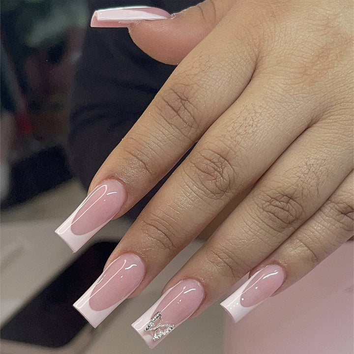 Kunstnagelset mit elegantem Hochglanz-Finish und kreativen Akzenten Karnz
