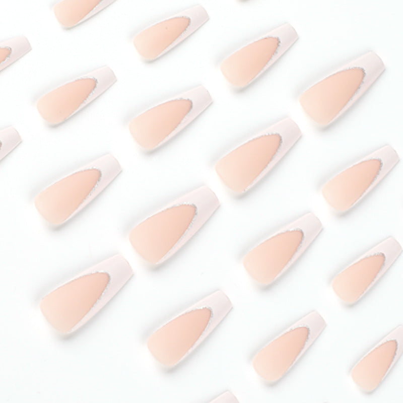 Lackierte Stiletto-Nägel mit Glitzerverzierung Karnz