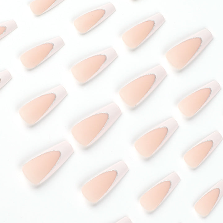 Lackierte Stiletto-Nägel mit Glitzerverzierung Karnz