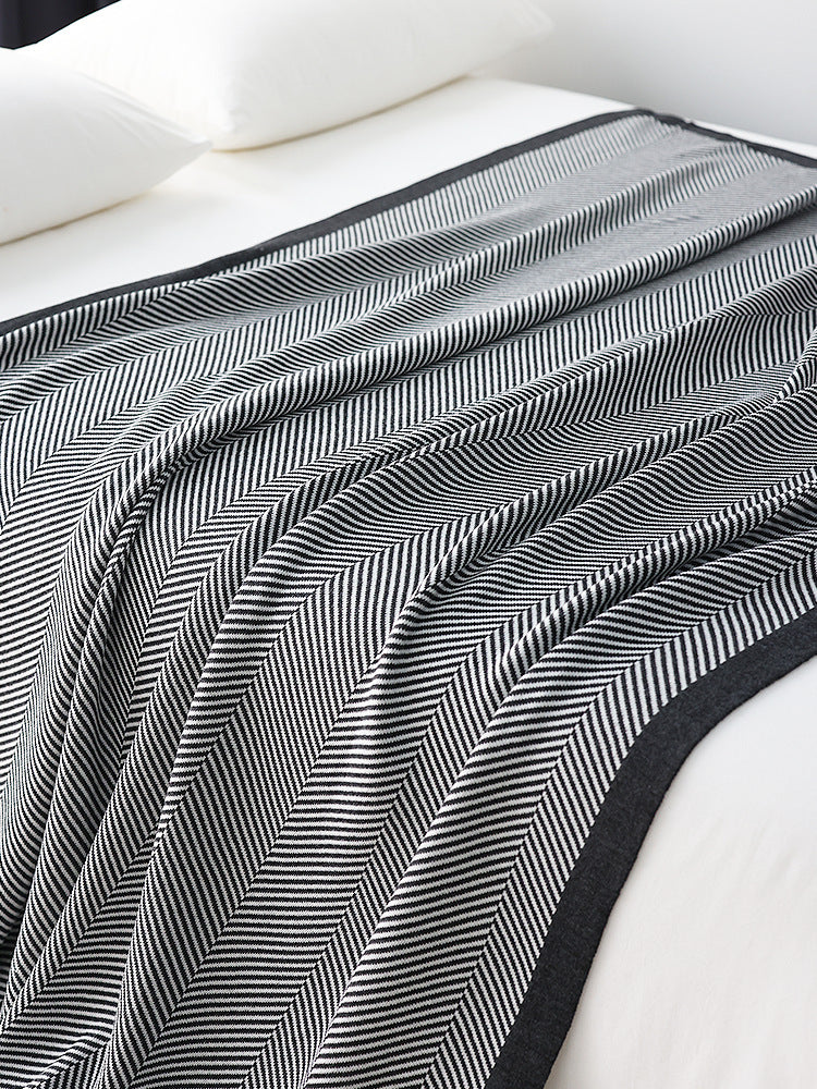 Zeitgenössische Chevron-Strickwurfdecke