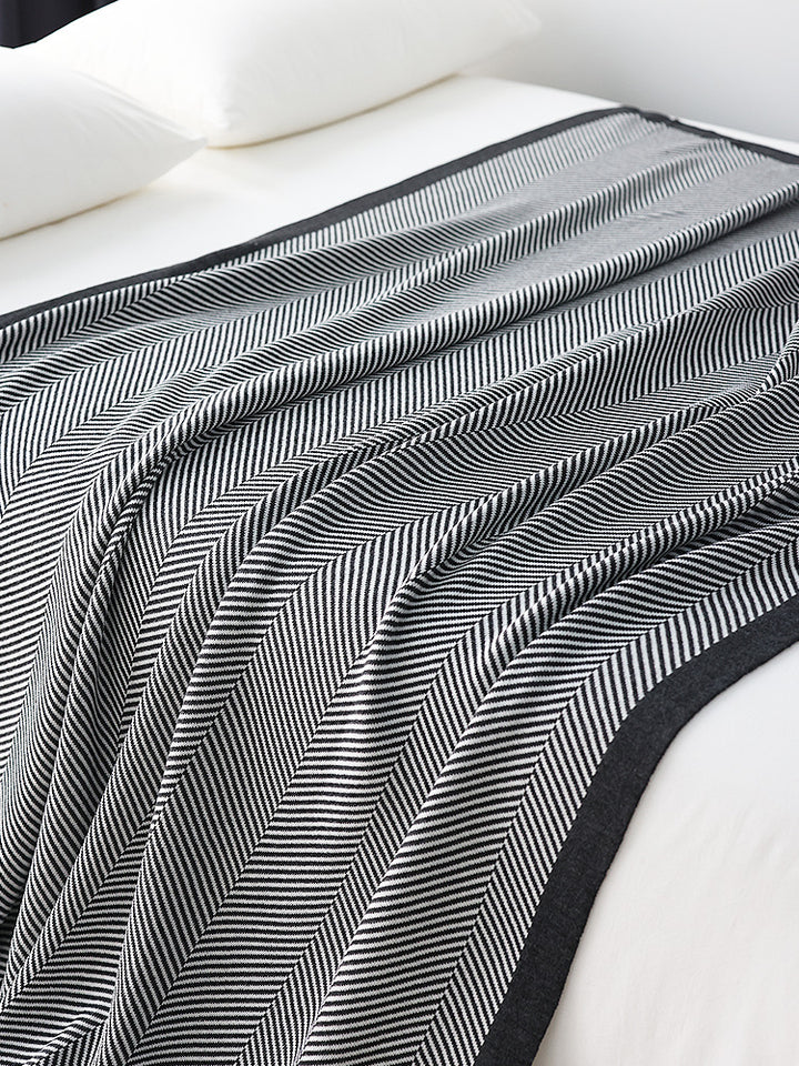 Zeitgenössische Chevron-Strickwurfdecke