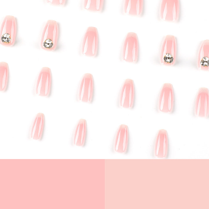 Kunstvolle Nagelverlängerungen mit elegantem French-Tip und Strassverzierungen Karnz