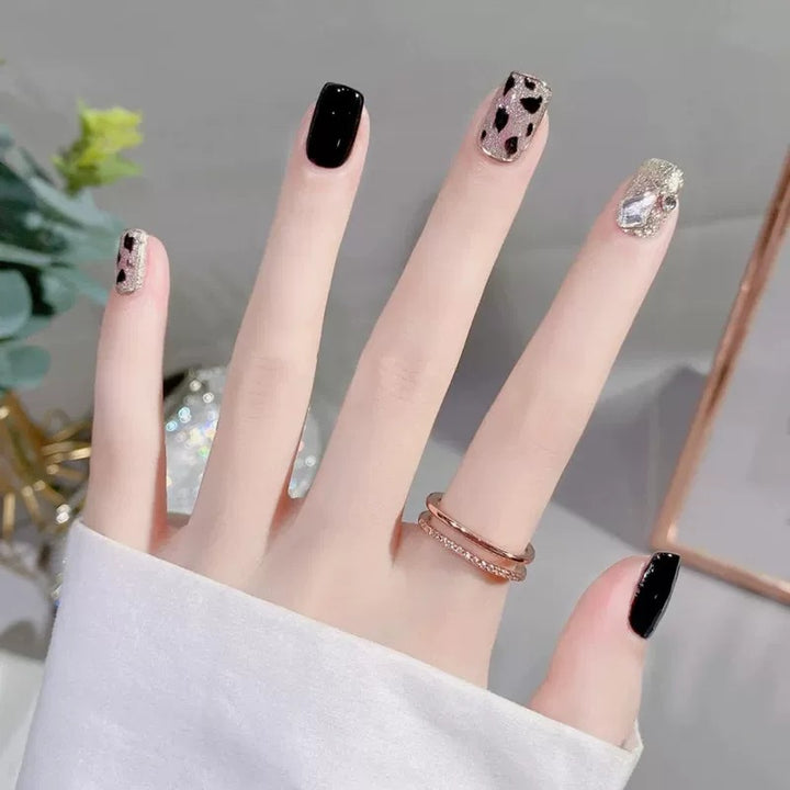 Kreatives Kunstnagelset mit eleganten Tierakzenten Karnz