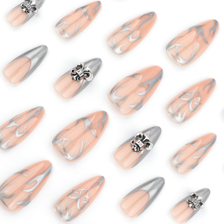 Kunstvolle Stiletto-Nägel mit eleganten Akzenten Karnz