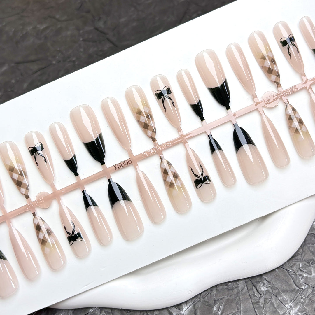 Elegantes Press-On-Nagelkunstset mit stilvollem Bogen und geometrischen Designs