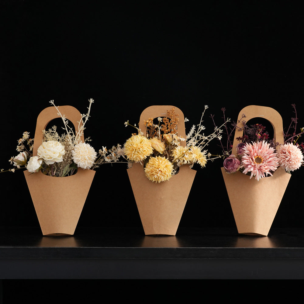 Getrocknete Blumenarrangement in umweltfreundlicher Verpackung