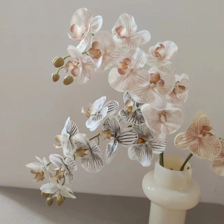 Realistische Orchideenblütenstängel