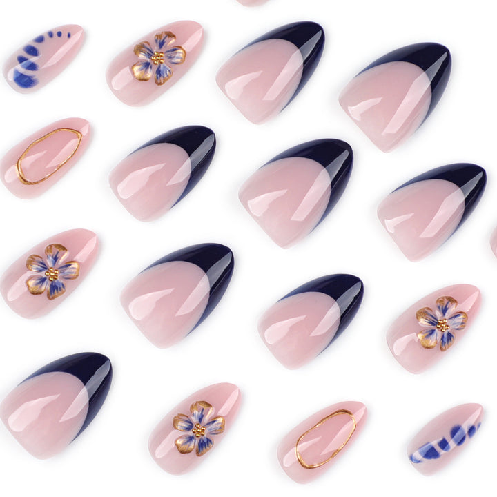 Exquisite Kunstnägel mit eleganten 3D-Blüten und edlen Akzenten Karnz