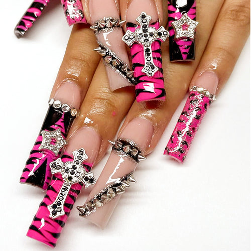 Kreatives Kunstnagelset mit auffälligem Zebra- und Glitzermuster Karnz