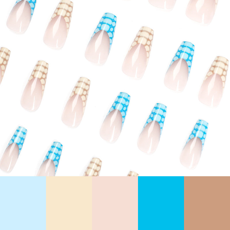 Künstliche Nagelverlängerungen mit modernem Designs und kreativen Farbakzenten Karnz