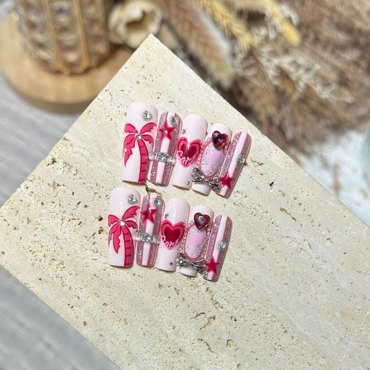 Künstlerisches Press-On Nail Set mit verspielten Herz- und Palmendesigns Karnz