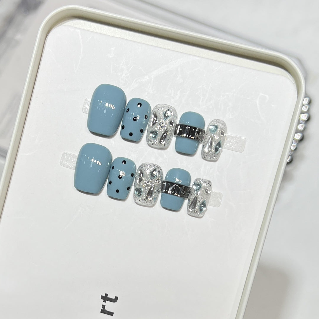 Dekorativer Press-On-Nagelset mit glitzernden Akzenten Karnz
