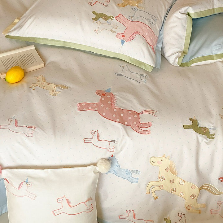 Kinderbettwäschegarnitur mit Einhorn- und Pferdeprint aus weichem Baumwollsatin