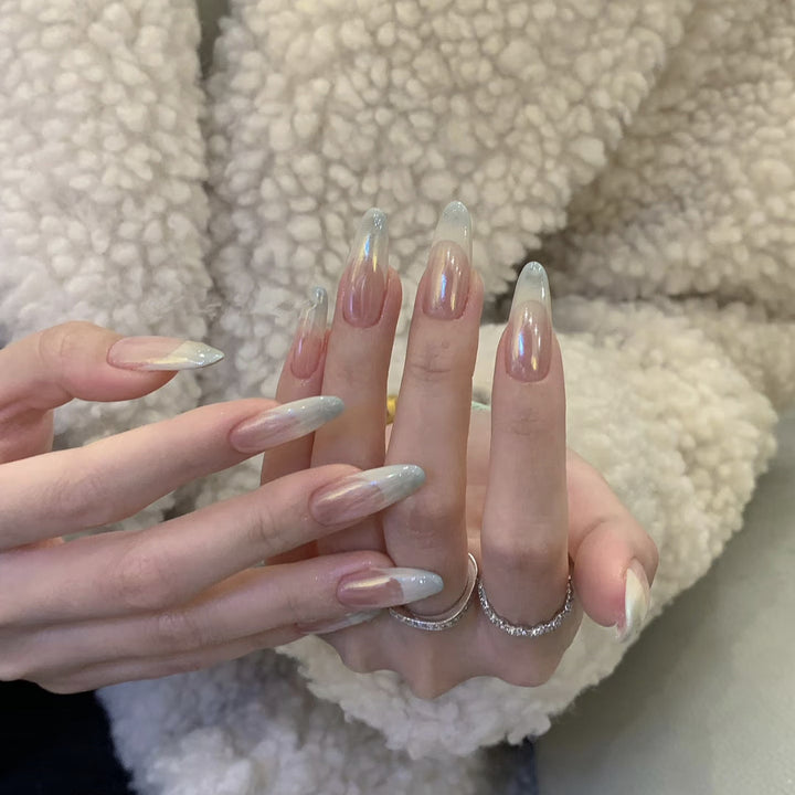 Glamouröse Kunstnägel Im Modernen Ombre-Design Karnz