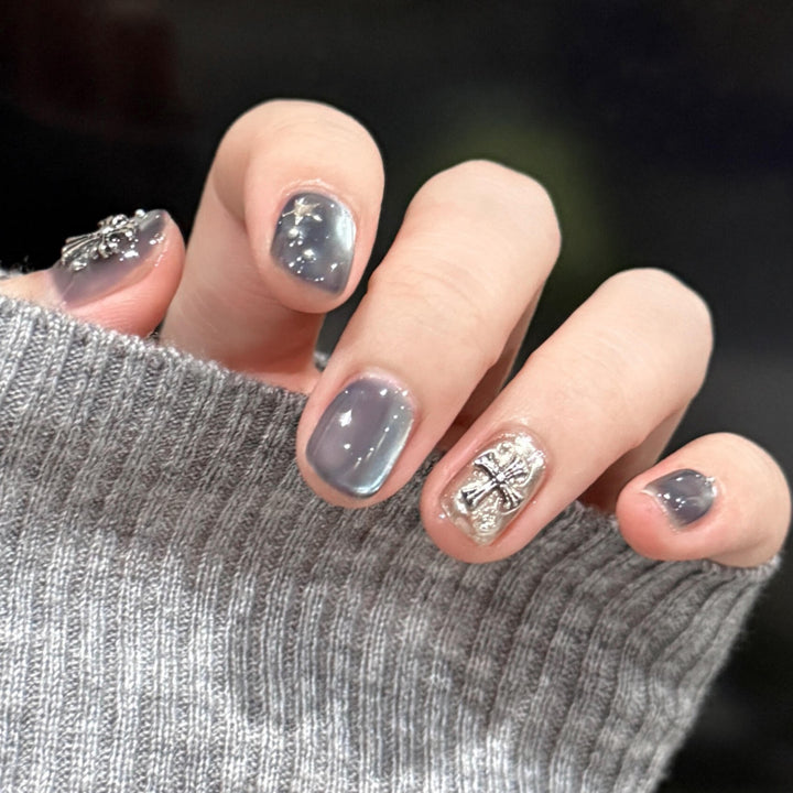 Kunstnagelset mit Glamourösen Metallic-Effekten Karnz