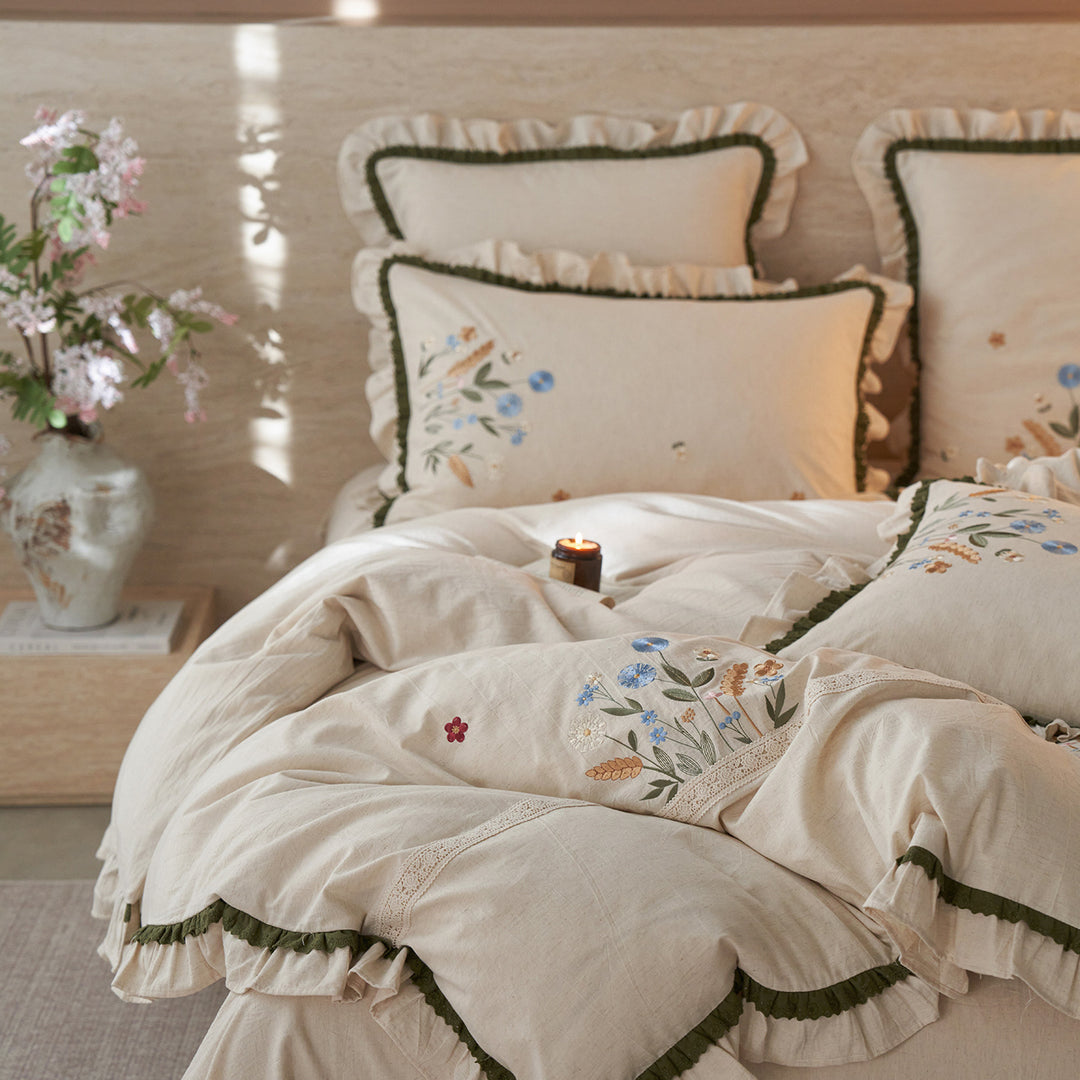 Baumwoll‑Leinen Bettwäschegarnitur mit handgesticktem Wildblumenmotiv und Volant