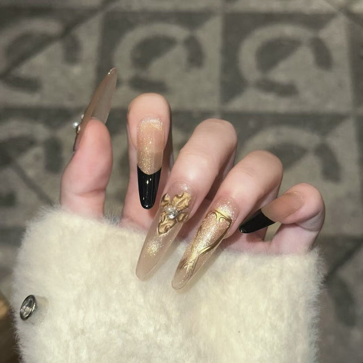 Dekoratives Press-On Nagelkunst-Set mit goldenen Akzenten