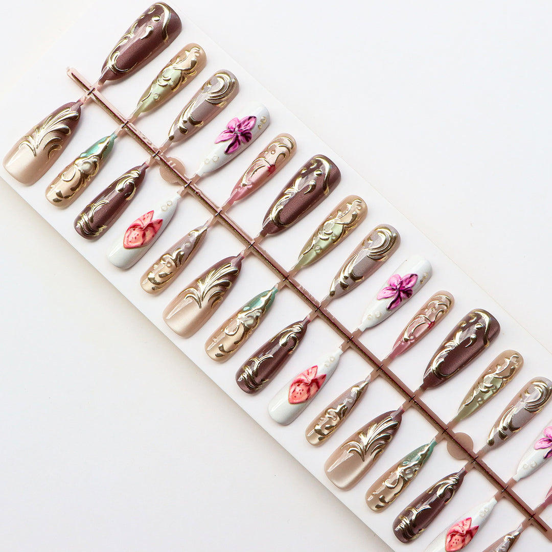 Künstlerisches Press-On-Nagelset mit floralen Verzierungen