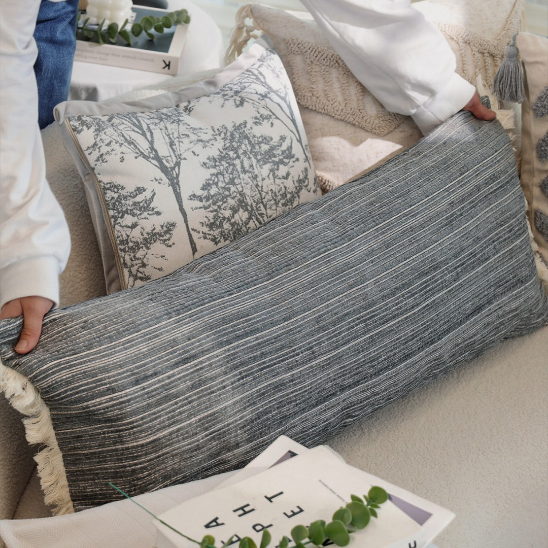 Rechteckiger Leinenoptik-Lumbar-Kissenbezug mit feiner Streifenstruktur und Quasten Karnz