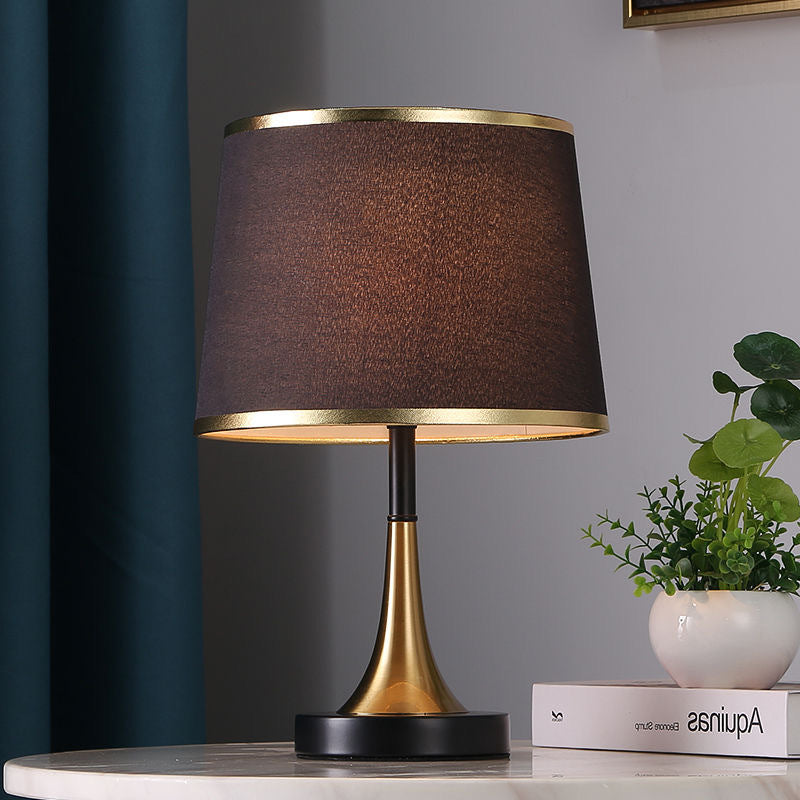 Moderne Kegelbasis Tischlampe
