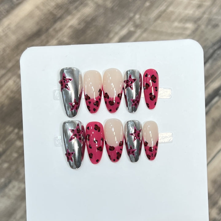 Stylisches Stiletto Press-On Nagelset mit künstlerischen Druckdesigns Karnz