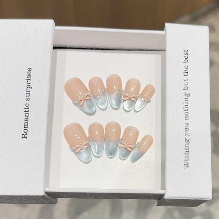 Kunstnagelset mit Romantischen Schleifen- und Glitzerakzenten Karnz