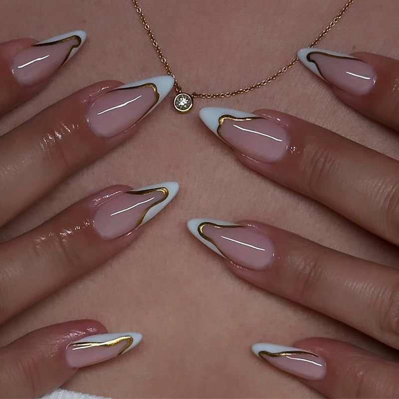 Kunstnagelset mit elegantem französischen Design und goldenen Akzenten Karnz