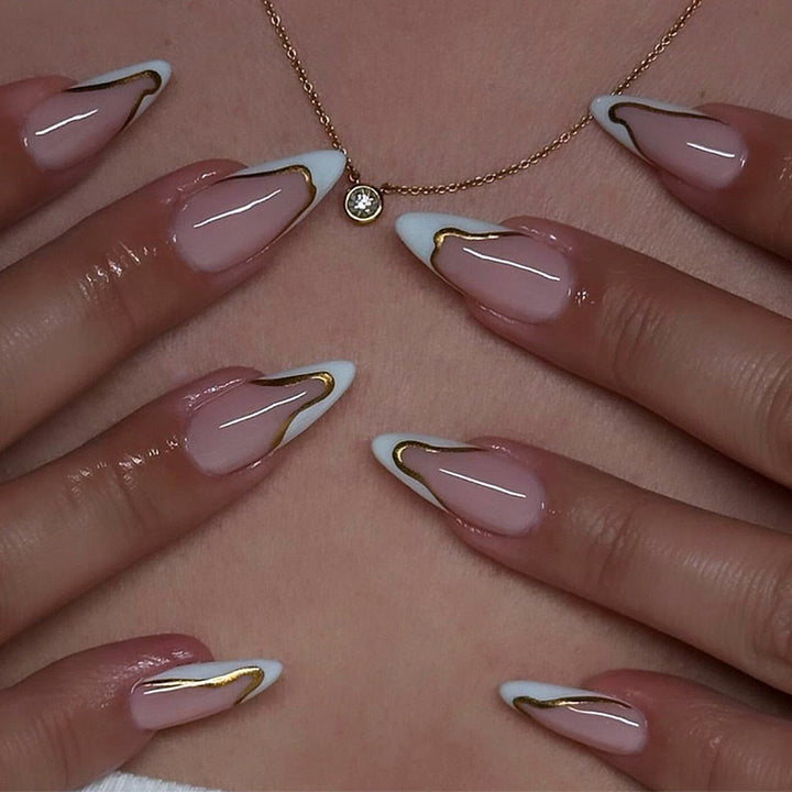 Kunstnagelset mit elegantem französischen Design und goldenen Akzenten Karnz