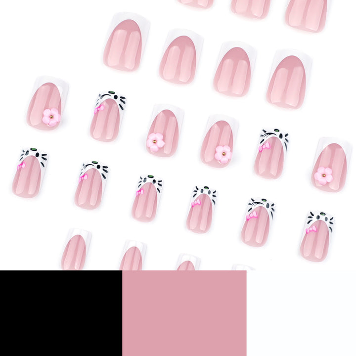 Kunstvolle Nagelkunst mit Blüten- und Detailverzierung Karnz