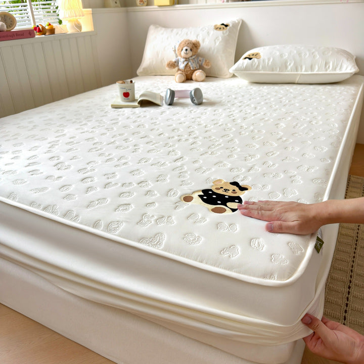 Gestepptes wasserdichtes atmungsaktives passgenaues Matratzenauflage-Schutz mit bestickter Teddy-Applikation