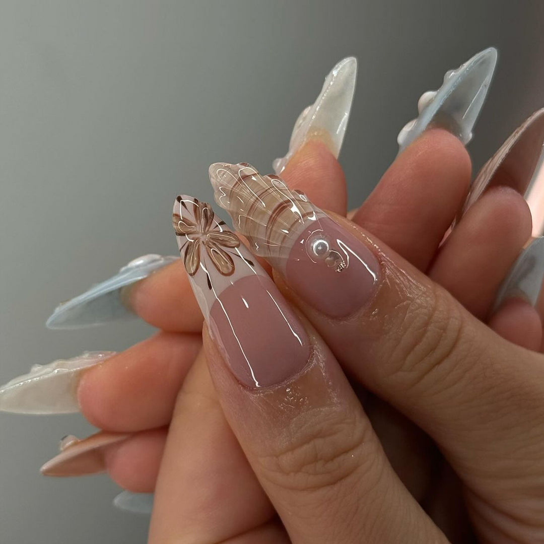 Künstlerisches Press-On-Nagelset mit Muschel- und Blumenakzenten Karnz