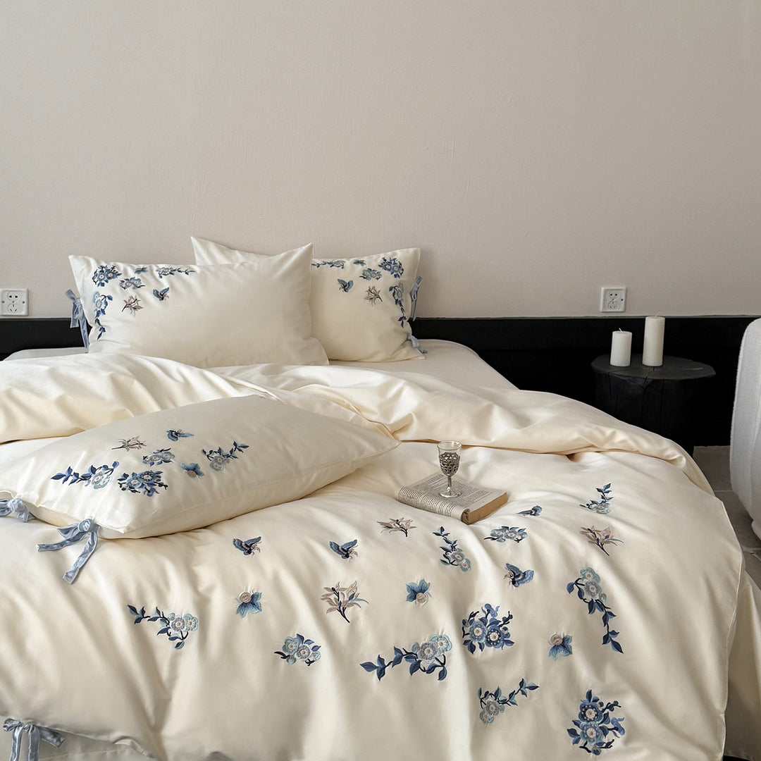Bestickte Satin-Bettwäsche-Garnitur mit zarten Blumendetails