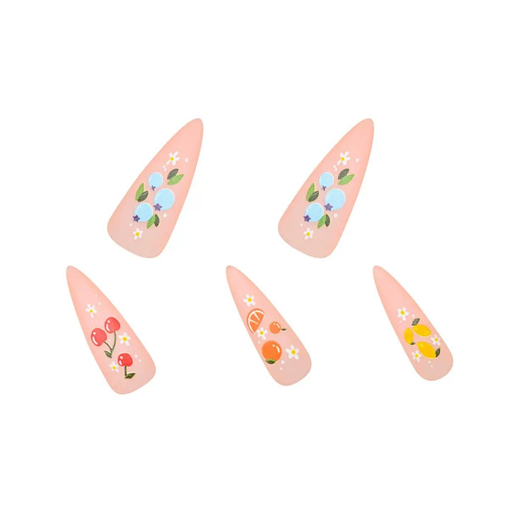 Kunstnagelset mit fruchtigen 3D-Motiven und blühenden Akzenten Karnz
