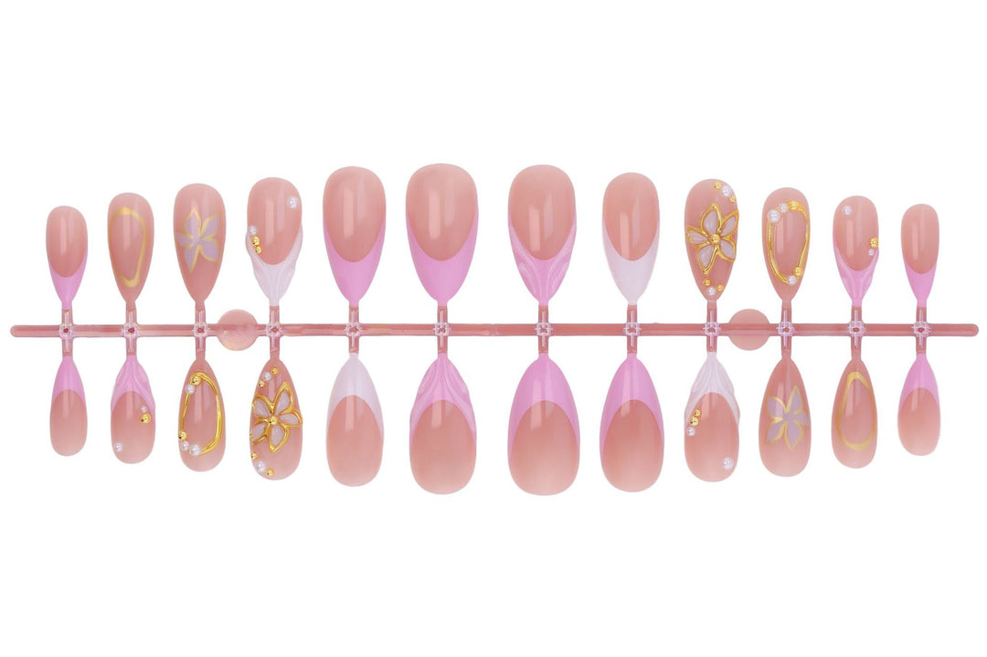 Kunstnagelset mit floralen und glitzernden Verzierungen Karnz