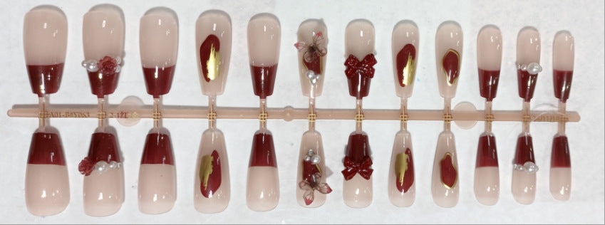 Glamouröse Nagelkunst mit Perlen und Glitzer Karnz