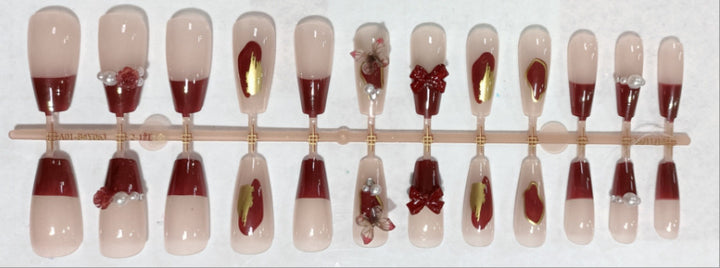 Glamouröse Nagelkunst mit Perlen und Glitzer Karnz