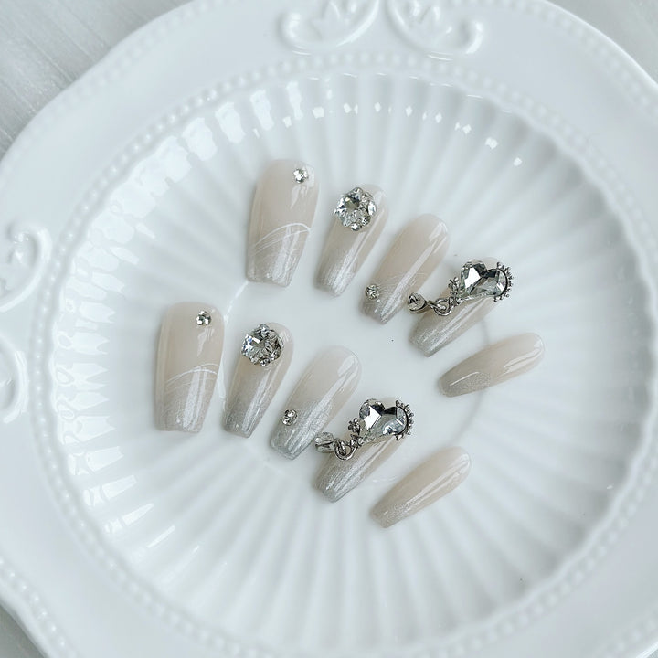 Elegante mit Strass verzierten Press-On Nägel