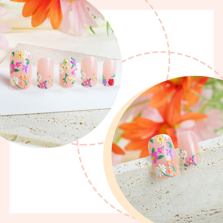 Kreatives Nagelset mit floralen Motiven Karnz