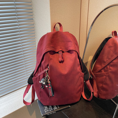 Modischer Rucksack mit Praktischem Design und Dekorativem Anhänger Karnz
