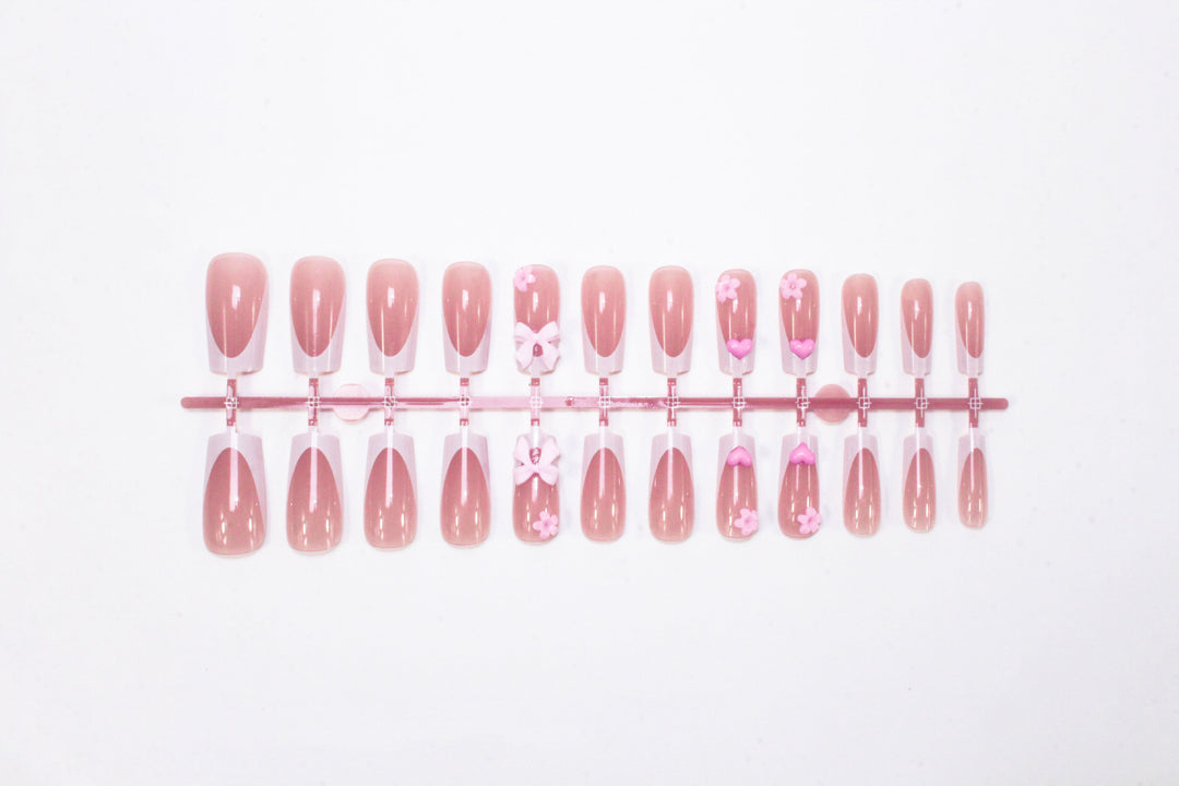 Kunstnagelset mit romantischen Blüten und eleganten Akzenten Karnz