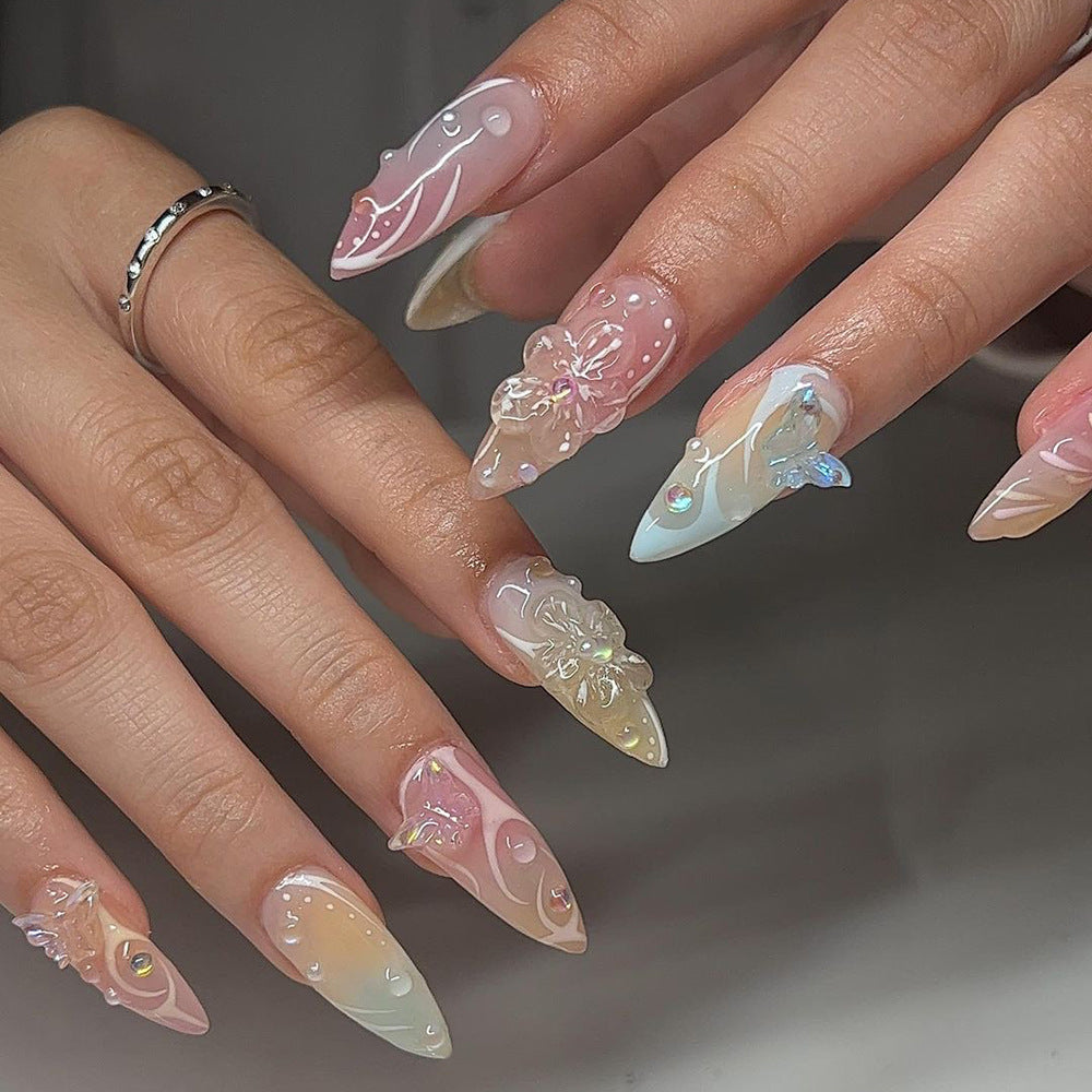 Kunstvolle Nagelverlängerungen mit 3D-Blumen und Glitzerakzenten Karnz