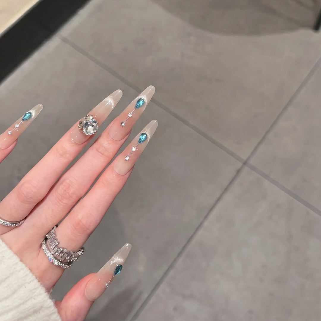 Glamourös Press-On Nagelkunstset mit Kristallverzierungen Karnz