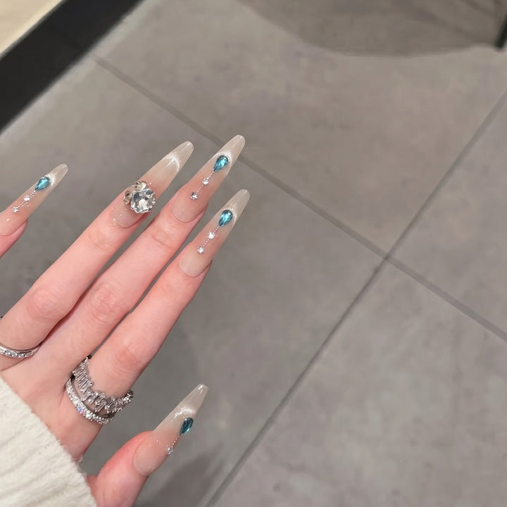 Glamourös Press-On Nagelkunstset mit Kristallverzierungen Karnz