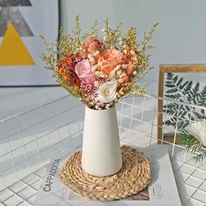 Eleganter Trockenblumenstrauß mit dekorativer Vase