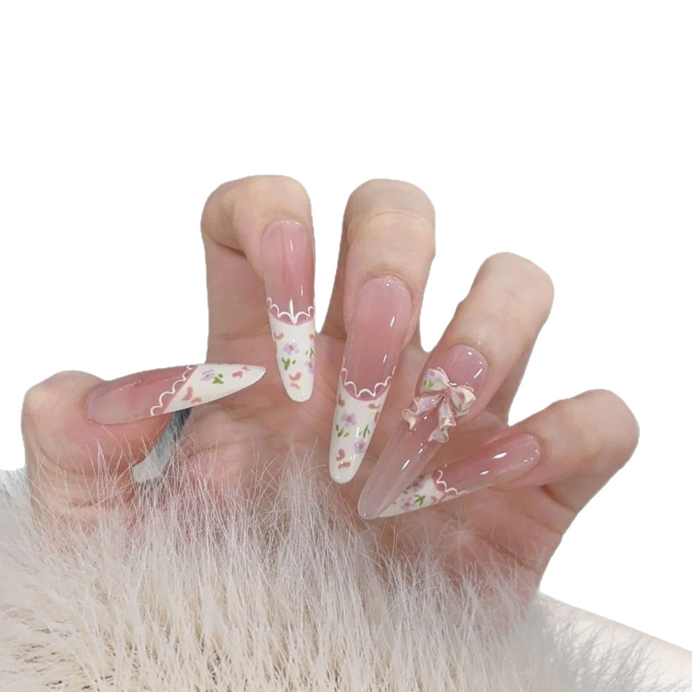 Künstlerisch inspirierte Stiletto Nail Tips