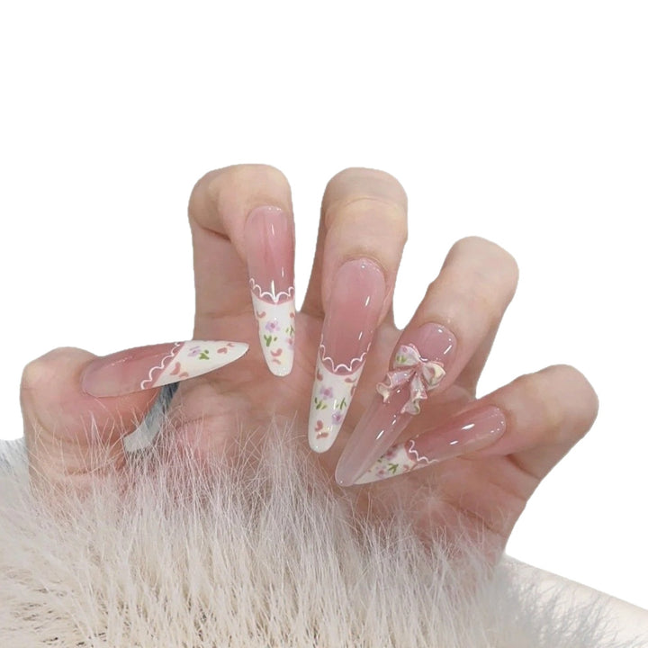 Künstlerisch inspirierte Stiletto Nail Tips