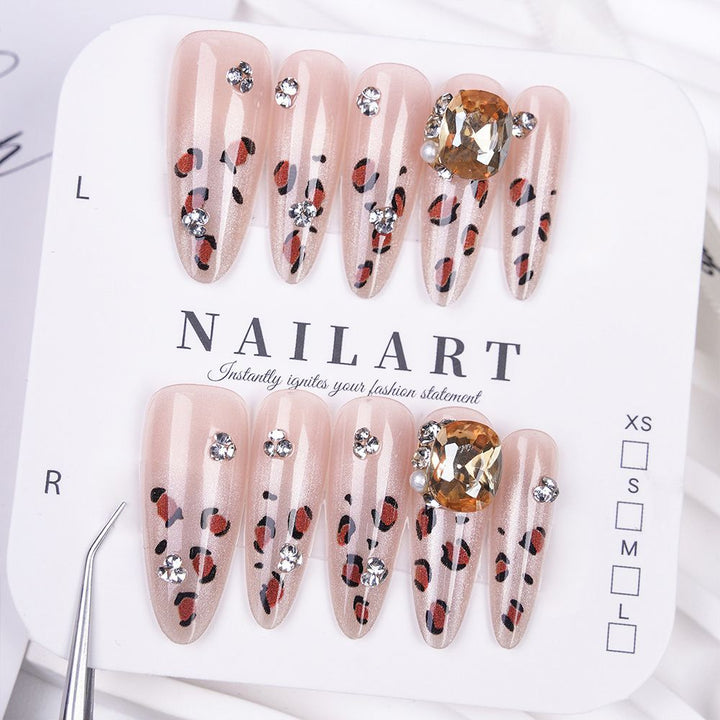 Künstlerische Stiletto Press-On Nägel mit silbernen Akzenten Karnz
