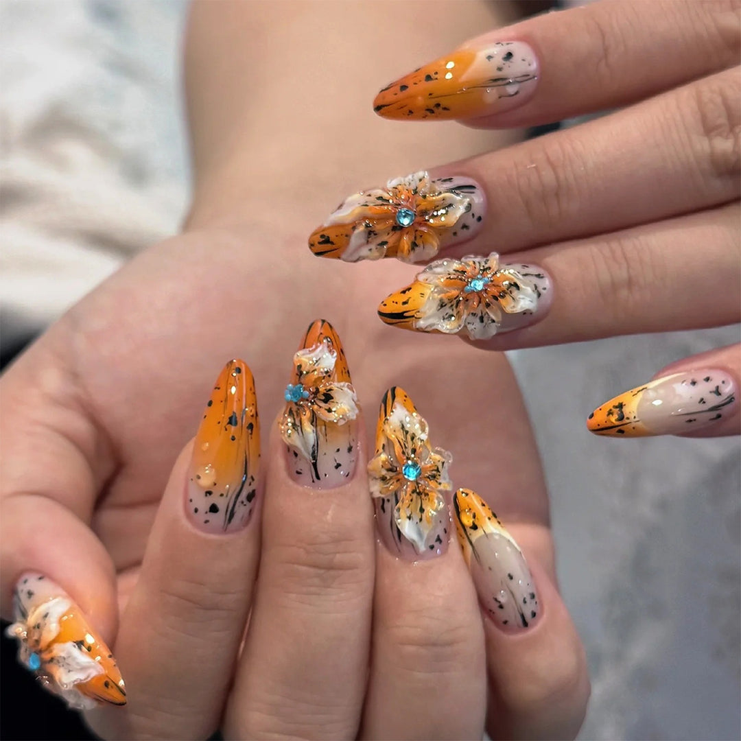 Kunstnagelset mit eleganten floralem Design und raffinierten Glitzerelementen Karnz