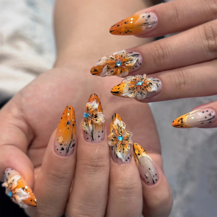 Kunstnagelset mit eleganten floralem Design und raffinierten Glitzerelementen Karnz