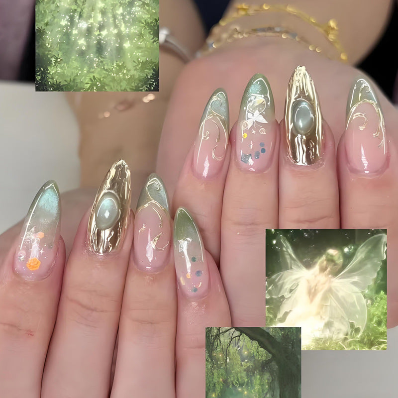 Kunstnagelset mit eleganten Goldakzenten und floralen Designs Karnz